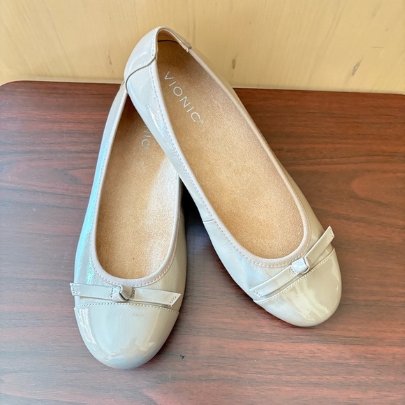 Vionic Women's Amorie Taupe Patent Flats Sz.9W - Picture 2 of 7